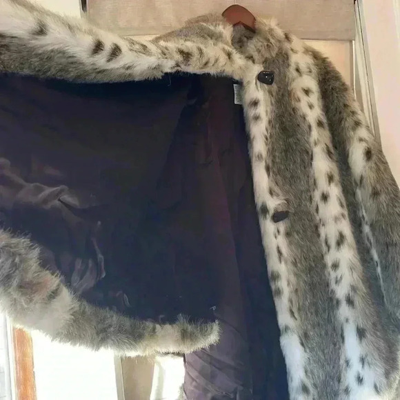 NANA CREATIONS Vintage faux fur WRAP CAPE PONCHO
One Size - Picture 7 of 9